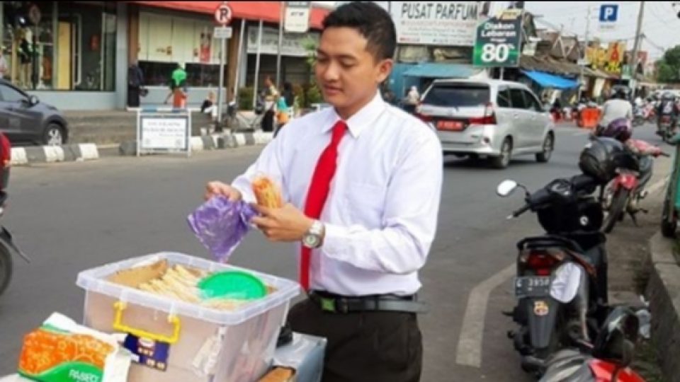 Berpakaian Ala Pegawai Kantoran, Sutrisno si Pedagang Mi Lidi Keliling Ini Mampu Mencuri Perhatian