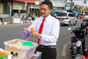 Berpakaian Ala Pegawai Kantoran, Sutrisno si Pedagang Mi Lidi Keliling Ini Mampu Mencuri Perhatian