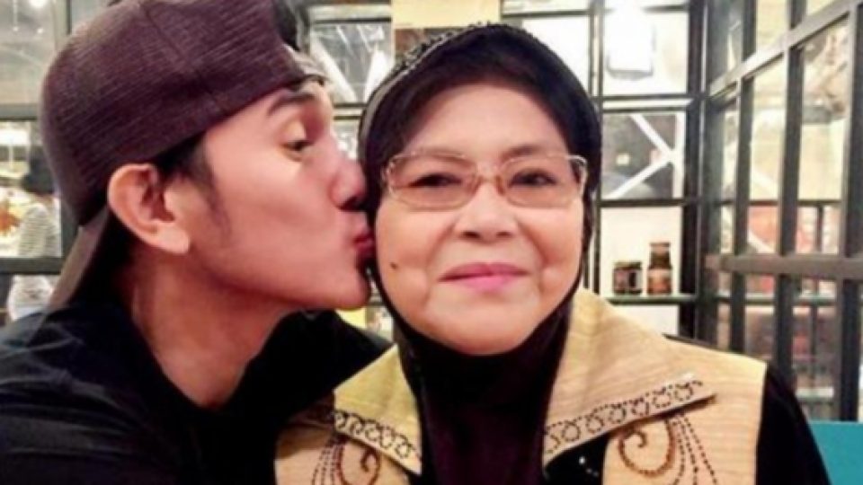 Ibunda Aktor Vino G Bastian Meninggal Dunia
