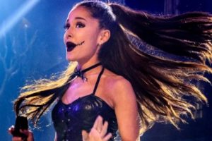 Meski Dilempar Ponsel, Ariana Tetap Tebar Senyuman