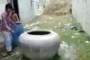 Isi Gentong Besar Ini Bisa Bikin Kamu Terkejut! Gak Percaya?