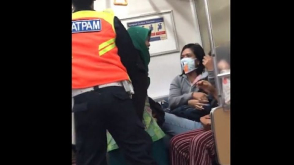 Viral Video Ibu-ibu Jambak dan Tampar Seorang Wanita Muda di Commuter Line Jakarta-Bogor