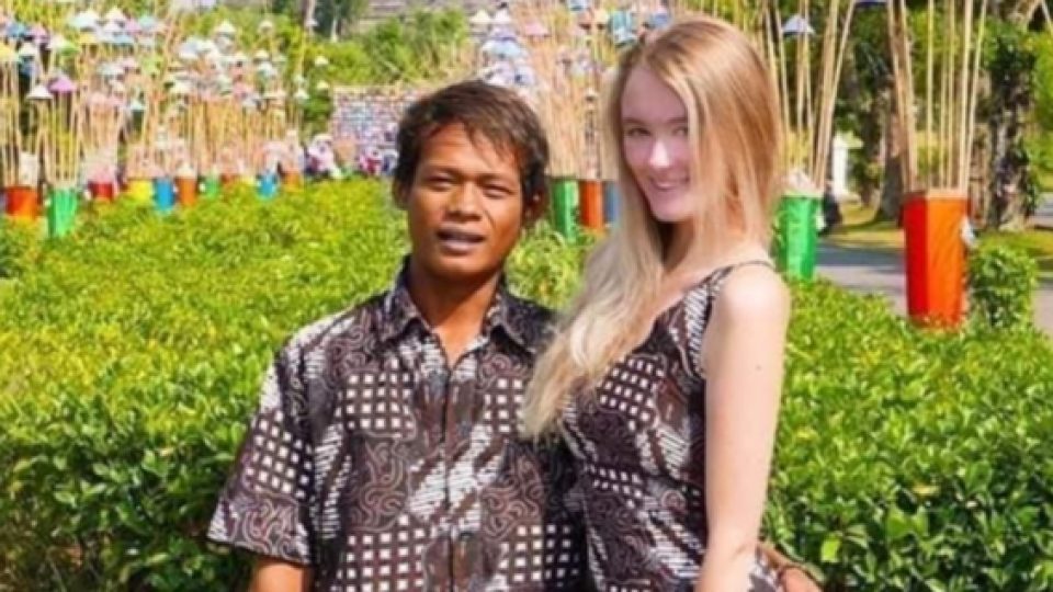 Viral: Pria Muntilan Nikahi Bule Cantik Berambut Pirang asal Inggris