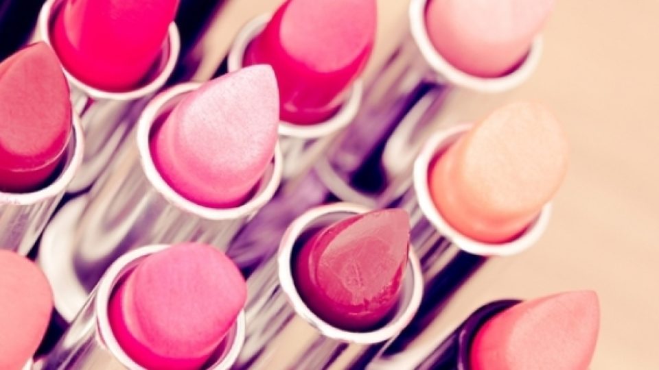 3 Warna Lipstik yang Cocok Untuk Liburan Ke Pantai