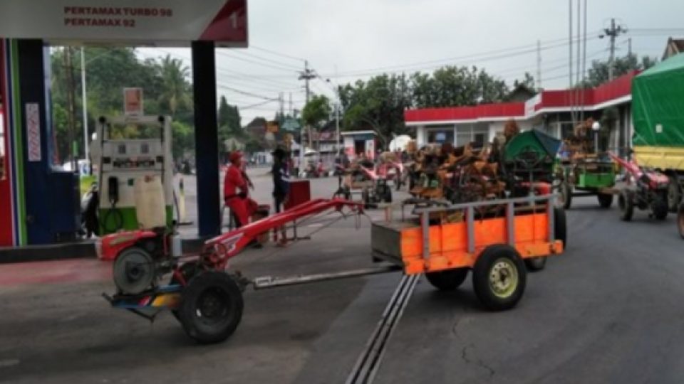 Tak Boleh Beli Solar Dengan Jerigen, Puluhan Traktor Diparkir di SPBU di Boyolali