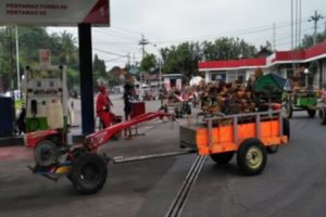 Tak Boleh Beli Solar Dengan Jerigen, Puluhan Traktor Diparkir di SPBU di Boyolali