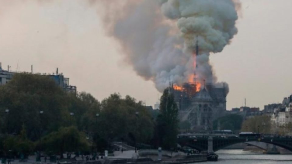 Breaking News: Katedral Notre Dame Bersejarah di Paris Hangus Terbakar, Warga Prancis Berduka