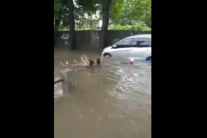 Kelakuan-kelakuan Warga Ibukota di Saat Banjir, Dari Mancing Hingga Mendayung Perahu Karet