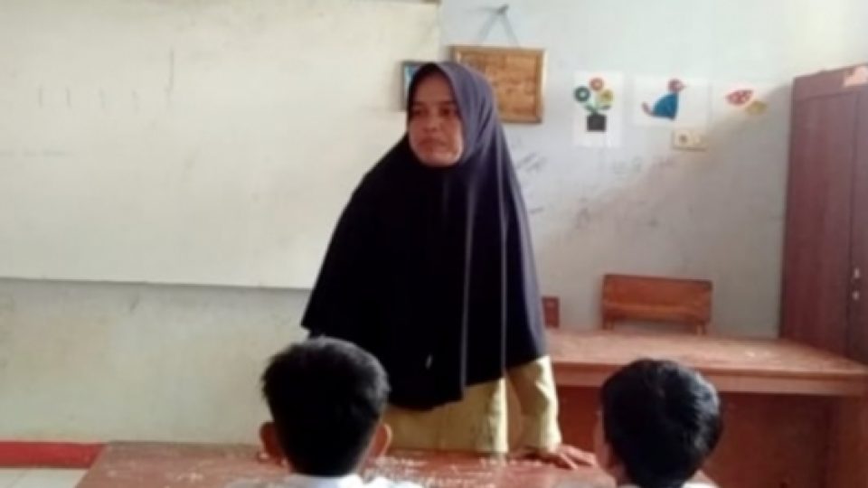Guru Honorer Ini Tinggal di Toilet Sekolah Bersama Suami dan Dua Anaknya