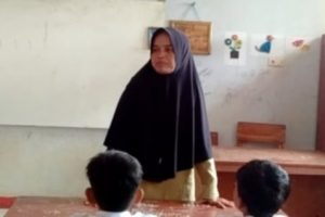 Guru Honorer Ini Tinggal di Toilet Sekolah Bersama Suami dan Dua Anaknya