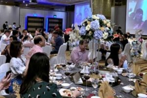 Sepasang Pengantin Tidak Bisa Menghadiri Pernikahannya Sendiri, Sapa Tamu Lewat Livestream