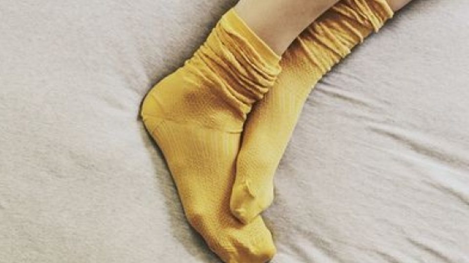 Pakai Kaos Kaki Basah Bisa Atasi Demam?