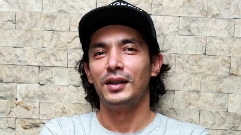 Demi Warkop, Abimana Cari Gigi Palsu ke Singapura