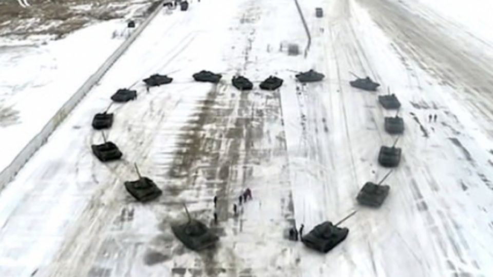 Hanya di Rusia, Melamar Pacar dengan 16 Tank Membentuk Formasi 'Hati' di Hari Valentine