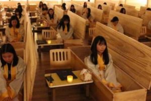 Unik! Sekolah di Korea Selatan Duduk di Dalam Peti Mati