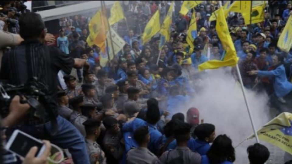 Unjuk Rasa Ricuh di KPK, Diwarnai Lemparan Telur dan Bakar Ban
