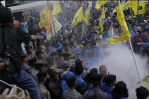 Unjuk Rasa Ricuh di KPK, Diwarnai Lemparan Telur dan Bakar Ban