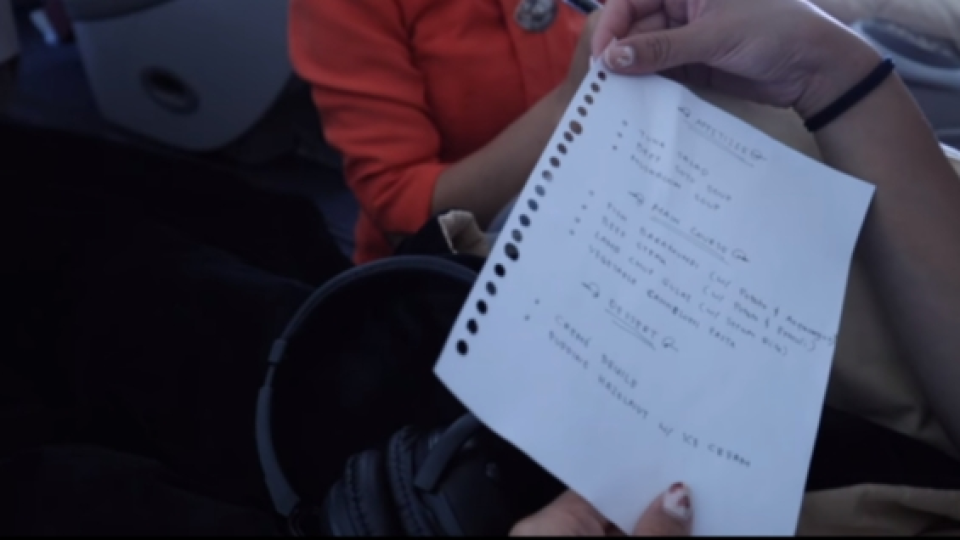 Viral Garuda Indonesia yang Melaporkan Vlogger Rius Vernandes Karena 'menu dengan tulisan tangan'