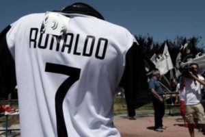 Jersey Juventus Dengan Nama Ronaldo & Nomor Punggung 7 Sudah Beredar di Turin, Benarkah CR7 Telah Angkat Kaki dari Madrid?