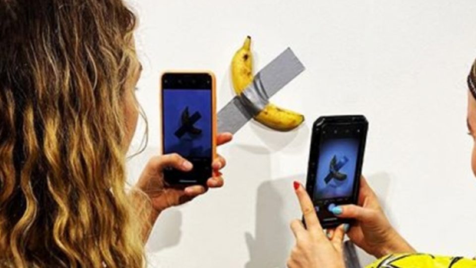 Karya Seni Pisang Dilakban di Dinding Ini Terjual Hingga Rp 1,68 Miliar dan Kemudian Dimakan