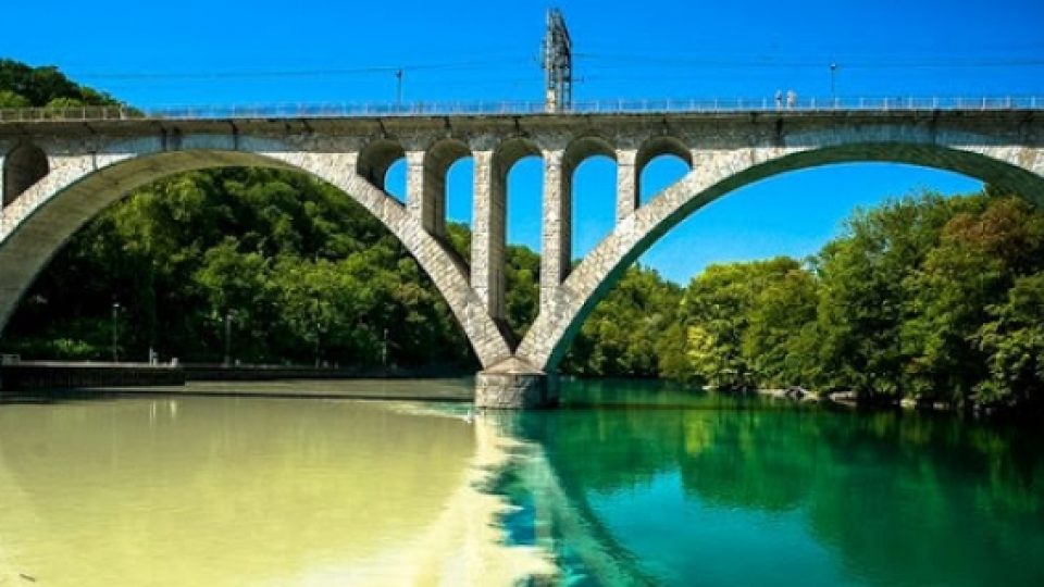  Dua Aliran Sungai Berbeda Ini Hasilkan Warna Yang Menawan