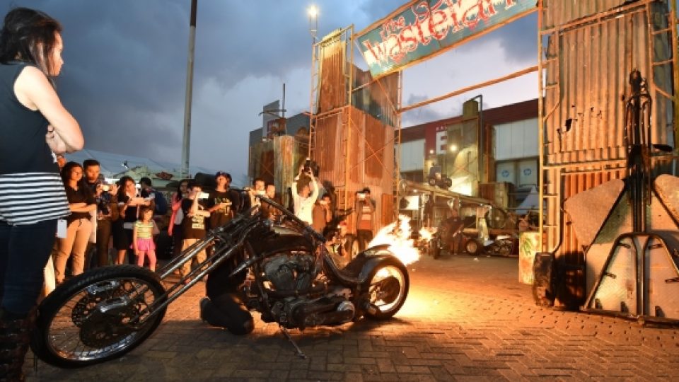 Beginilah Keseruan Aksi Mobil Pacu Drift War IV di IIMS 2016