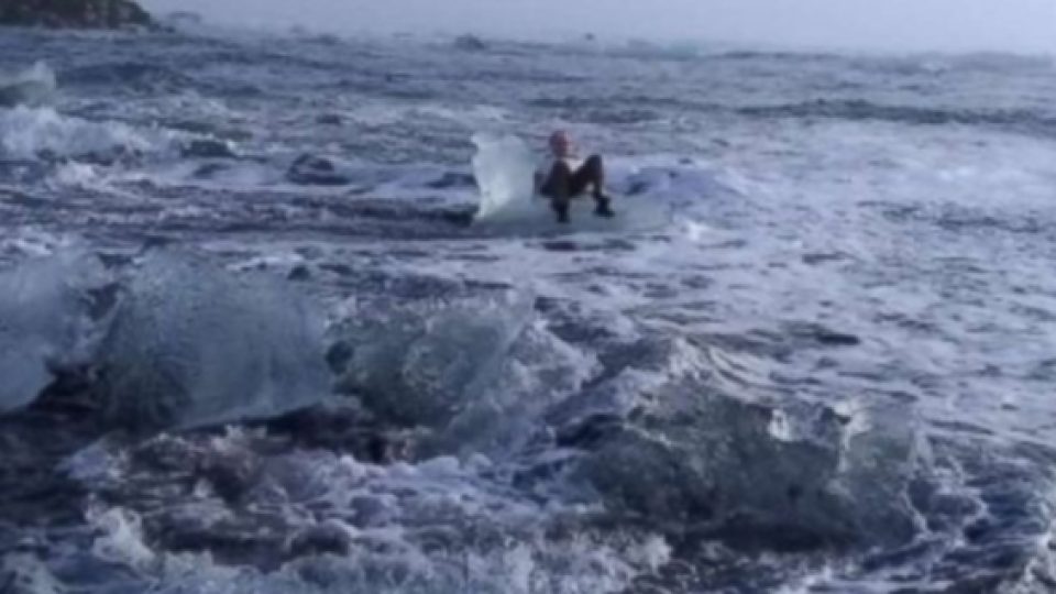 Seorang Nenek dan 'Singgasana Es' Yang Ia Duduki Terseret ke Laut Lepas