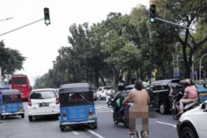 Seorang Pria Tanpa Busana Bersepeda Santai di Sekitar Monas, Senin Siang Tadi