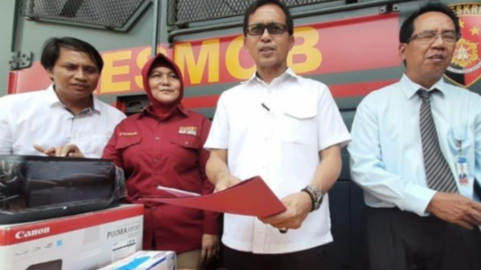 Tak Punya Uang Untuk Bayar Hutang, Pria Ini Cetak Uang Sendiri Menggunakan Printer dan Kertas HVS