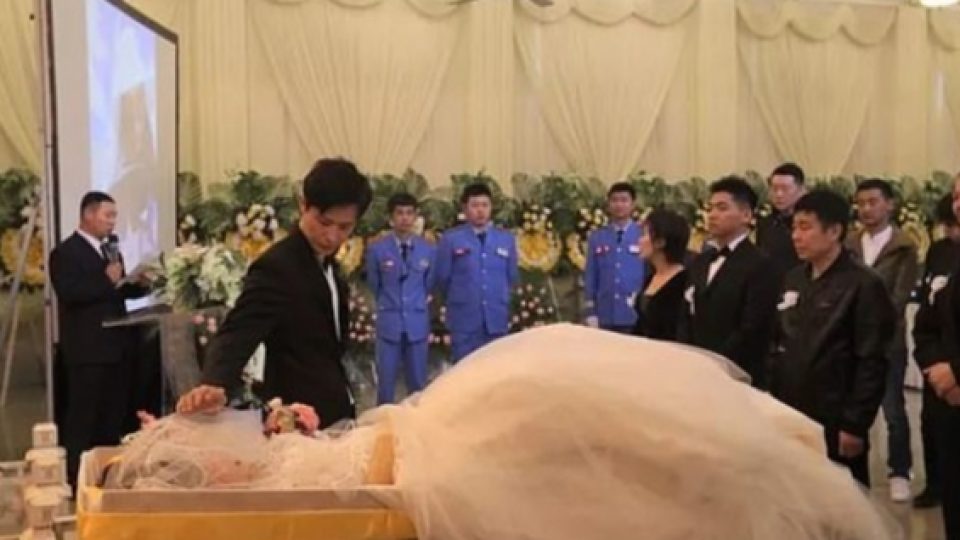 Demi Wujudkan Impian Mendiang Kekasihnya, Pria China Ini Menikahi Jenazah Sang Kekasih yang Meninggal Beberapa Hari Sebelumnya Akibat Kanker