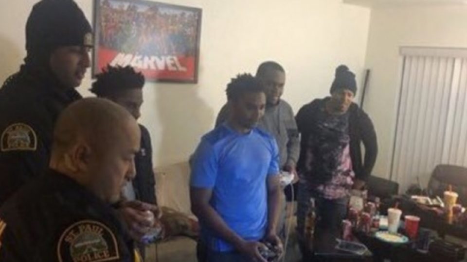 Pria Ini Didatangi Polisi di Apartemennya, Lalu 'Berkelahi' Dengan Para Polisi Itu Dalam Video Game