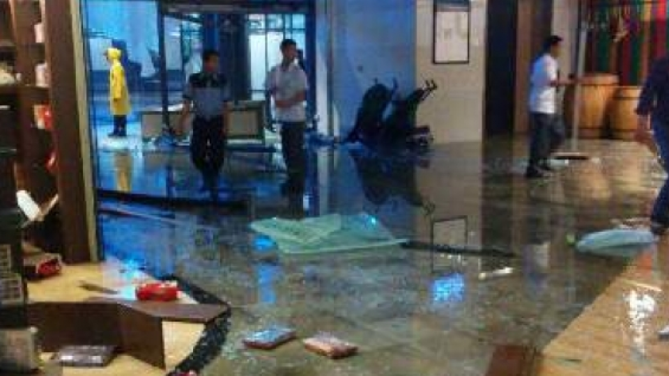 Beginilah Detik-detik Mengerikan Saat Pintu Kaca AEON Mall Pecah