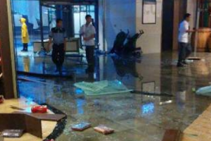 Beginilah Detik-detik Mengerikan Saat Pintu Kaca AEON Mall Pecah