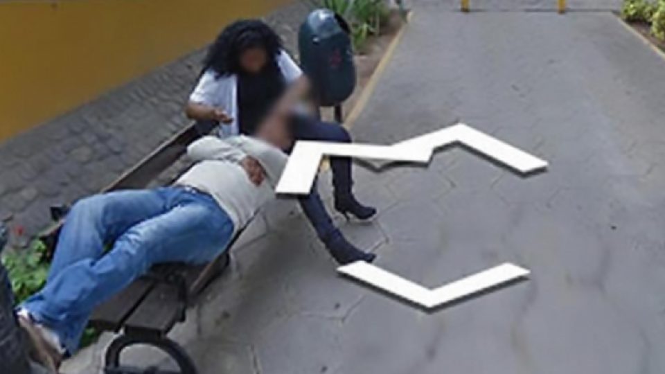 Memergoki Istrinya Selingkuh Lewat Google Street View, Seorang Pria Murka dan Minta Cerai