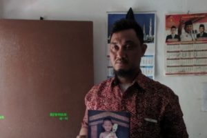 Viral Paman yang Menggendong Jenazah Keponakannya Karena Puskesmas Menolak Mengantar dengan Ambulans