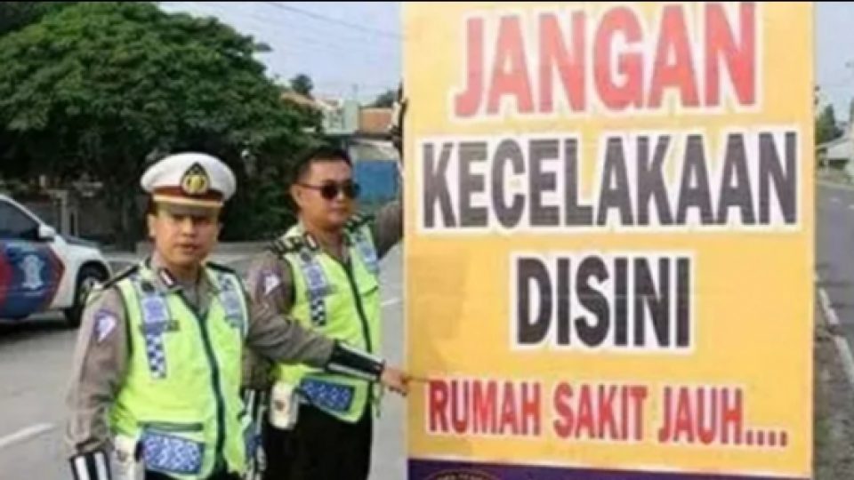 6 Spanduk Kreatif Dari Polisi yang Akan Bikin Baper Pemudik
