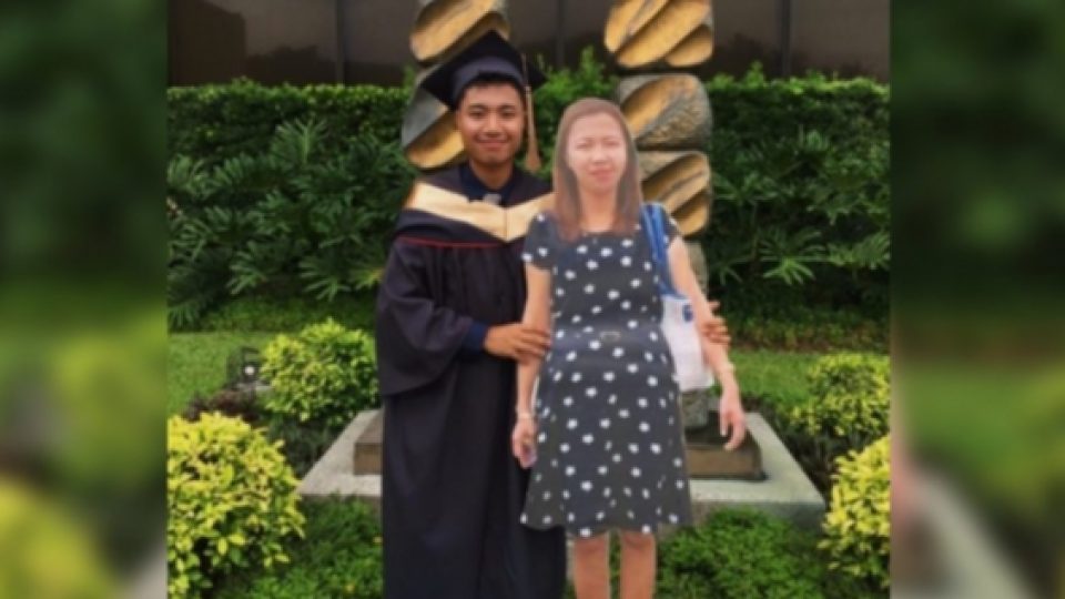 Foto Wisuda Bersama Papan Foto Almarhum Sang Ibu, Sarjana Asal Filipina Sentuh Hati Netizen