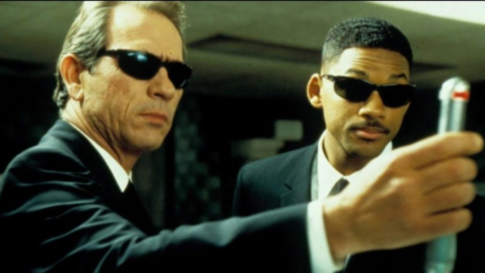 Liam Neeson Bergabung dengan Chris Hemsworth dalam Spinoff 'Men in Black'