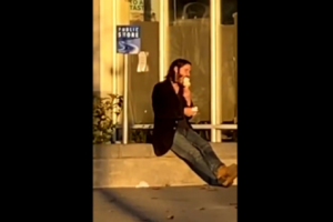 Kepergok Fans Tengah Makan Es Krim Sendirian, Keanu Reeves Tak Segan Ladeni Permintaan Foto Bersama