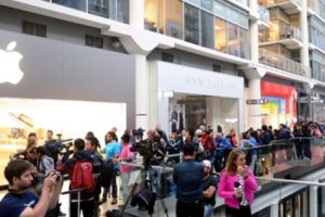 Demi iPhone 7, Fans Apple Rela Antre dan Kemah di Depan Apple Store