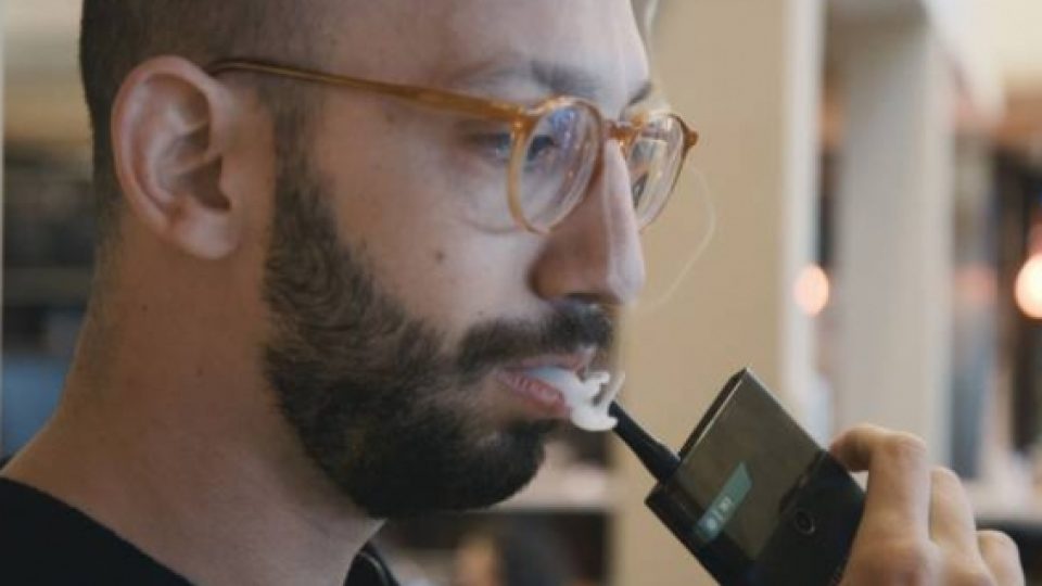 Unik! Ponsel Ini Bisa Dijadikan Sebagai Rokok Elektrik