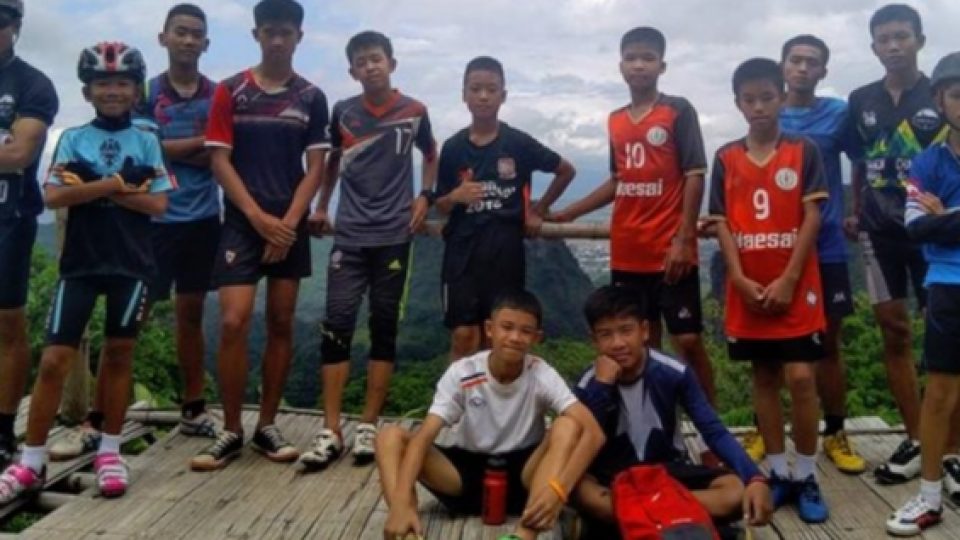 Alur Cerita dari Misi Penyelamatan 12 Bocah Anggota Tim Sepakbola & Sang Pelatih yang Terjebak Dalam Gua di Thailand