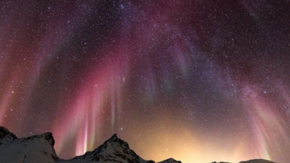 Pemandangan Menakjubkan dari Aurora Borealis yang Jarang Terlihat
