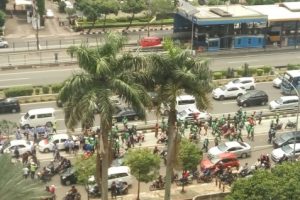 Tawuran Tak Terhindarkan Antara Supir Blue Bird dan Driver Go-Jek