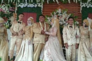 Viral Seorang Ibu dan Tiga Putri Kandungnya Menikah Bersamaan di Lapangan Sepakbola di Ciamis