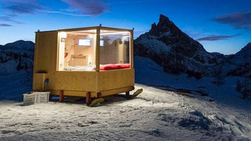 Unik! Menginap di Kabin Mini Ini Bisa Bermain Ski Diatas Kasur