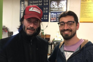 Pesawatnya Terpaksa Mendarat Darurat, Keanu Reeves Ajak Penumpang Lain Lanjutkan Perjalanan Naik Mobil Bersama