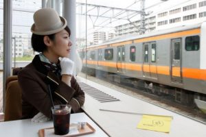 Uji Nyali! Menikmati Makanan Diantara Rel Kereta Api