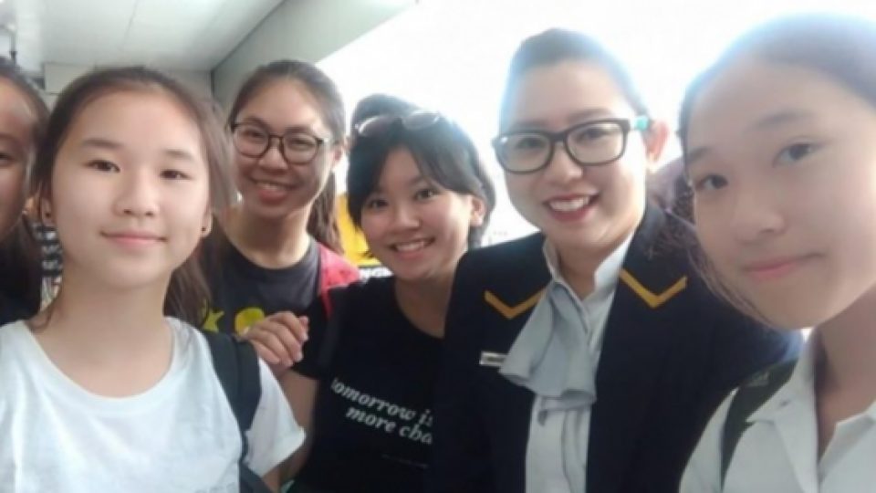 Viral Lima Siswi SMP Bersihkan MRT, Aksi Nyata Daripada Debat Tanpa Solusi