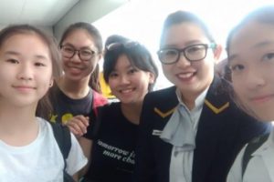Viral Lima Siswi SMP Bersihkan MRT, Aksi Nyata Daripada Debat Tanpa Solusi